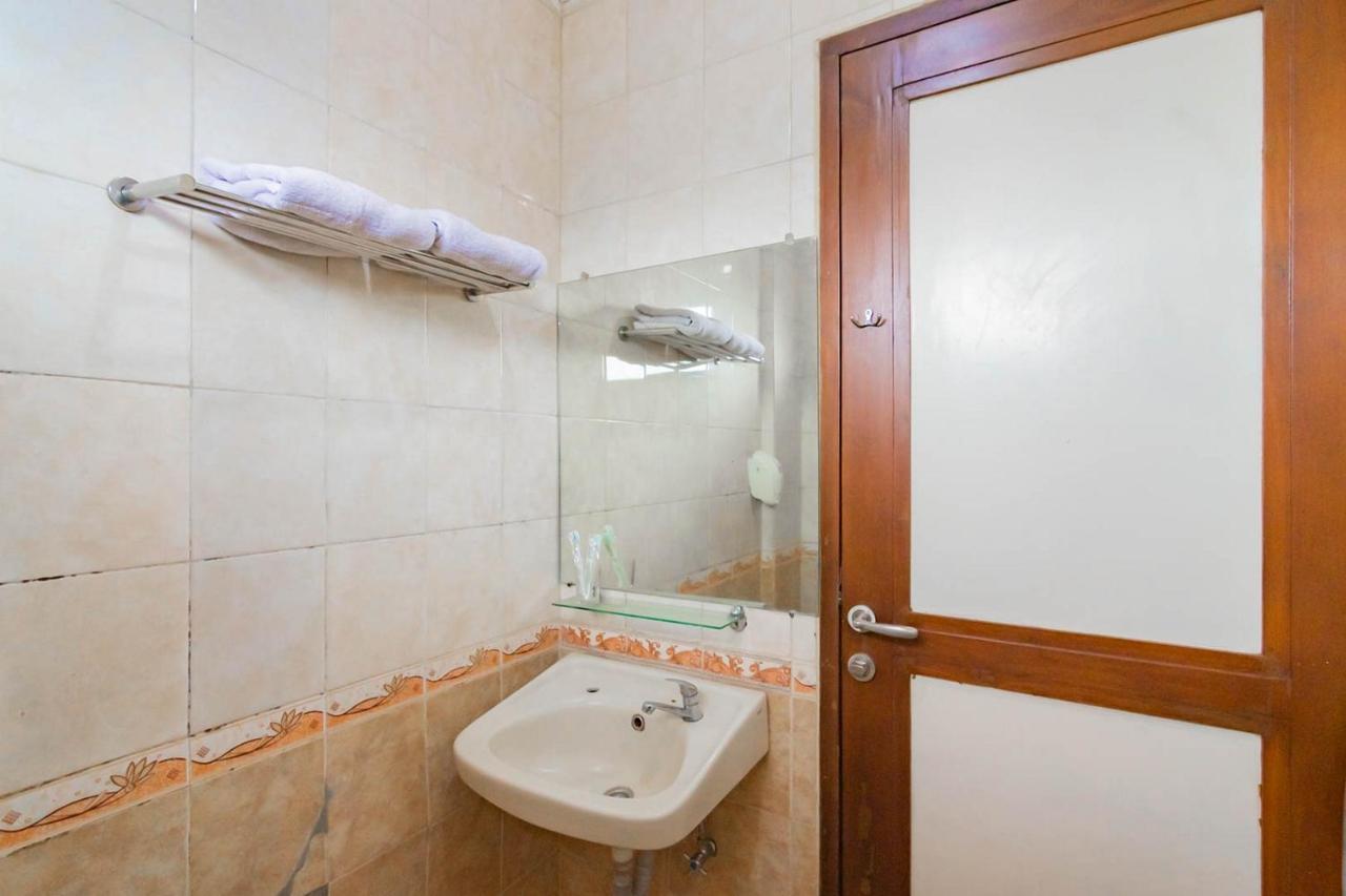 Cihampelas Hotel 2 Mitra Reddoorz Бандунг Екстериор снимка