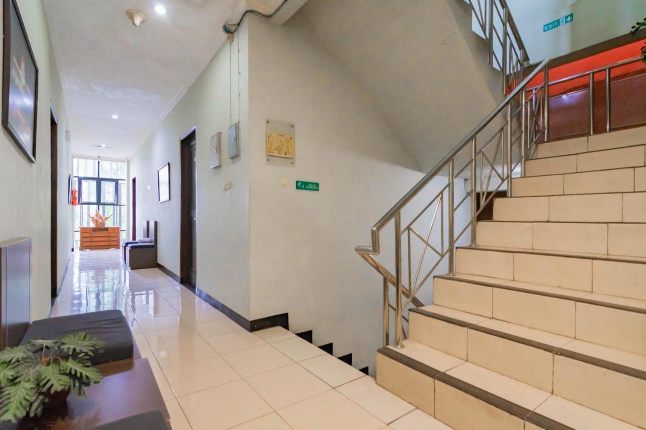 Cihampelas Hotel 2 Mitra Reddoorz Бандунг Екстериор снимка