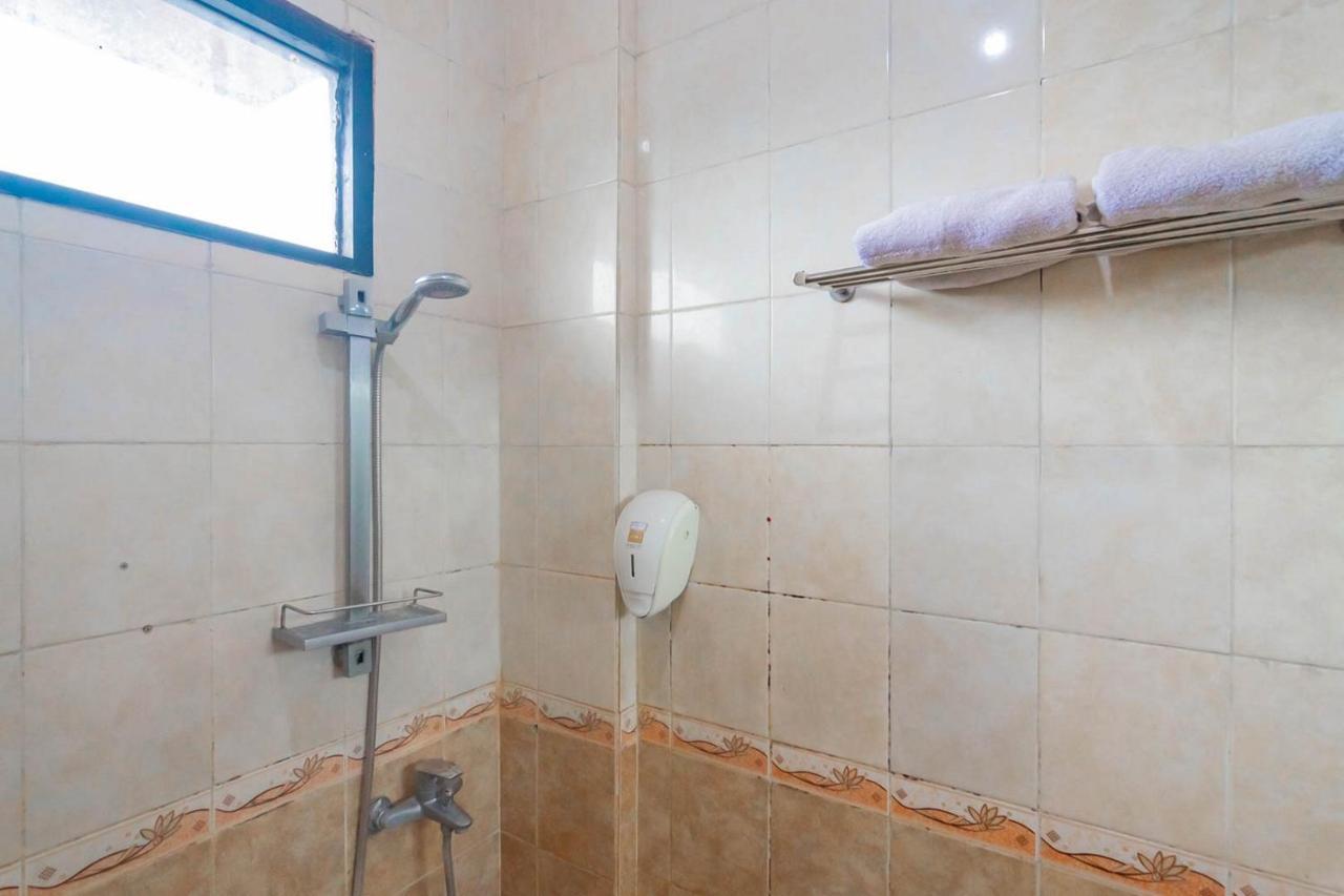 Cihampelas Hotel 2 Mitra Reddoorz Бандунг Екстериор снимка