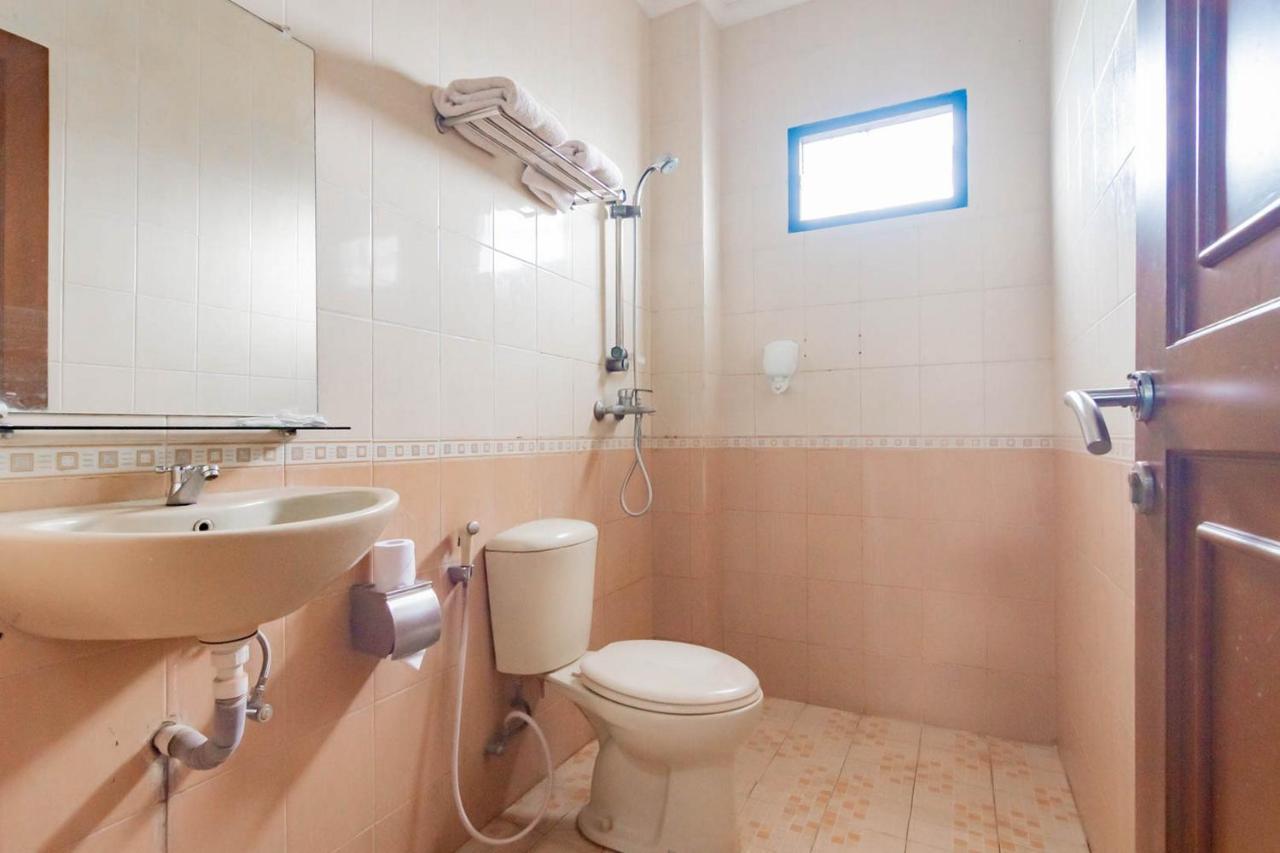 Cihampelas Hotel 2 Mitra Reddoorz Бандунг Екстериор снимка